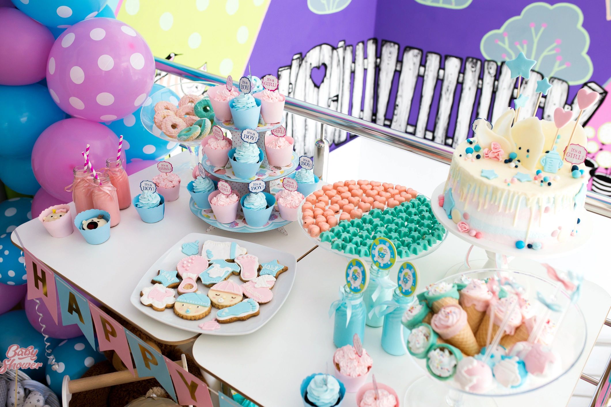 Mesa dulce para fiesta con postres y decoración