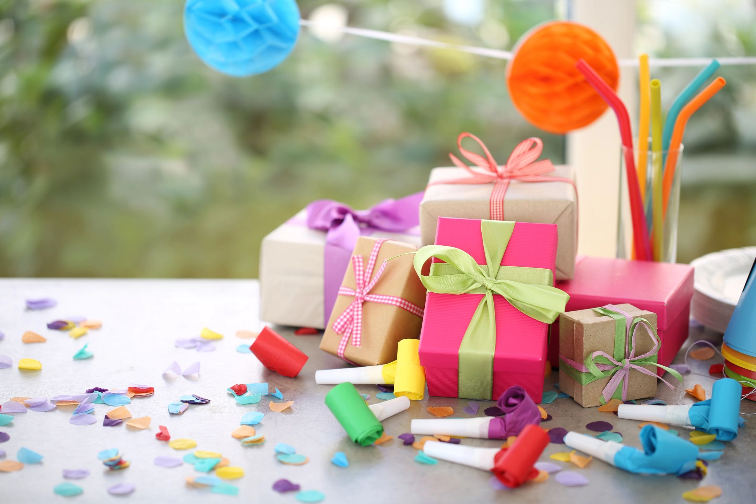Regalos de cumpleaños en empaque colorido