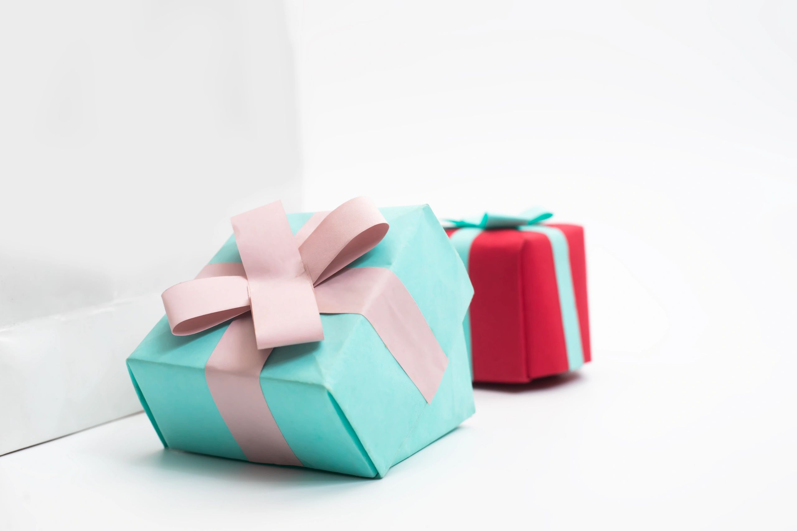 Dos regalos envueltos con colores vibrantes