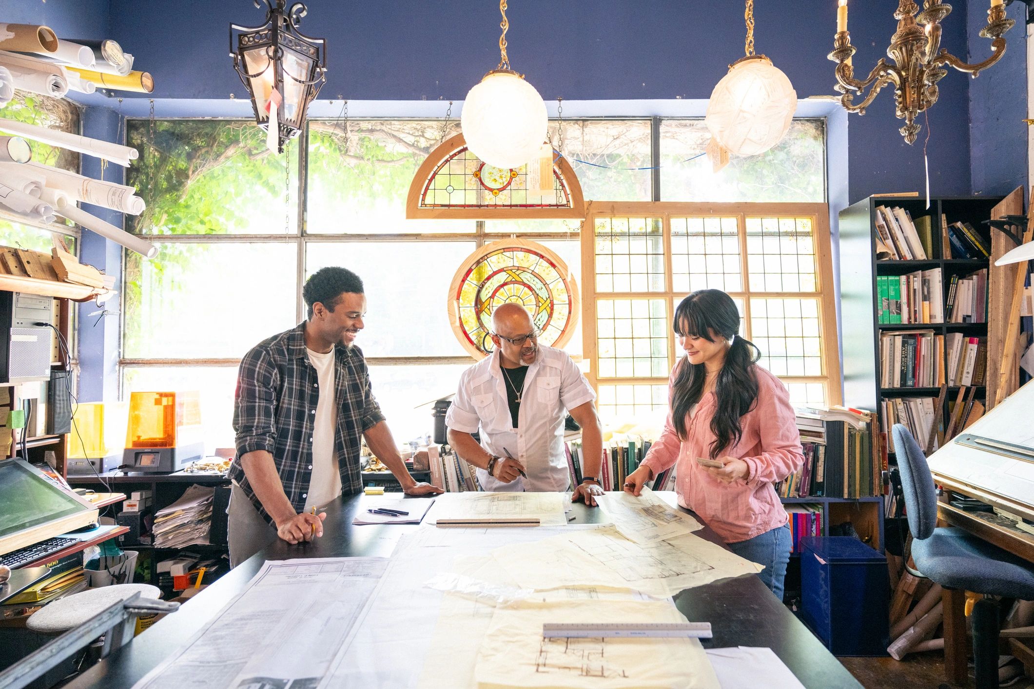 Equipo creativo trabajando en proyectos personalizados