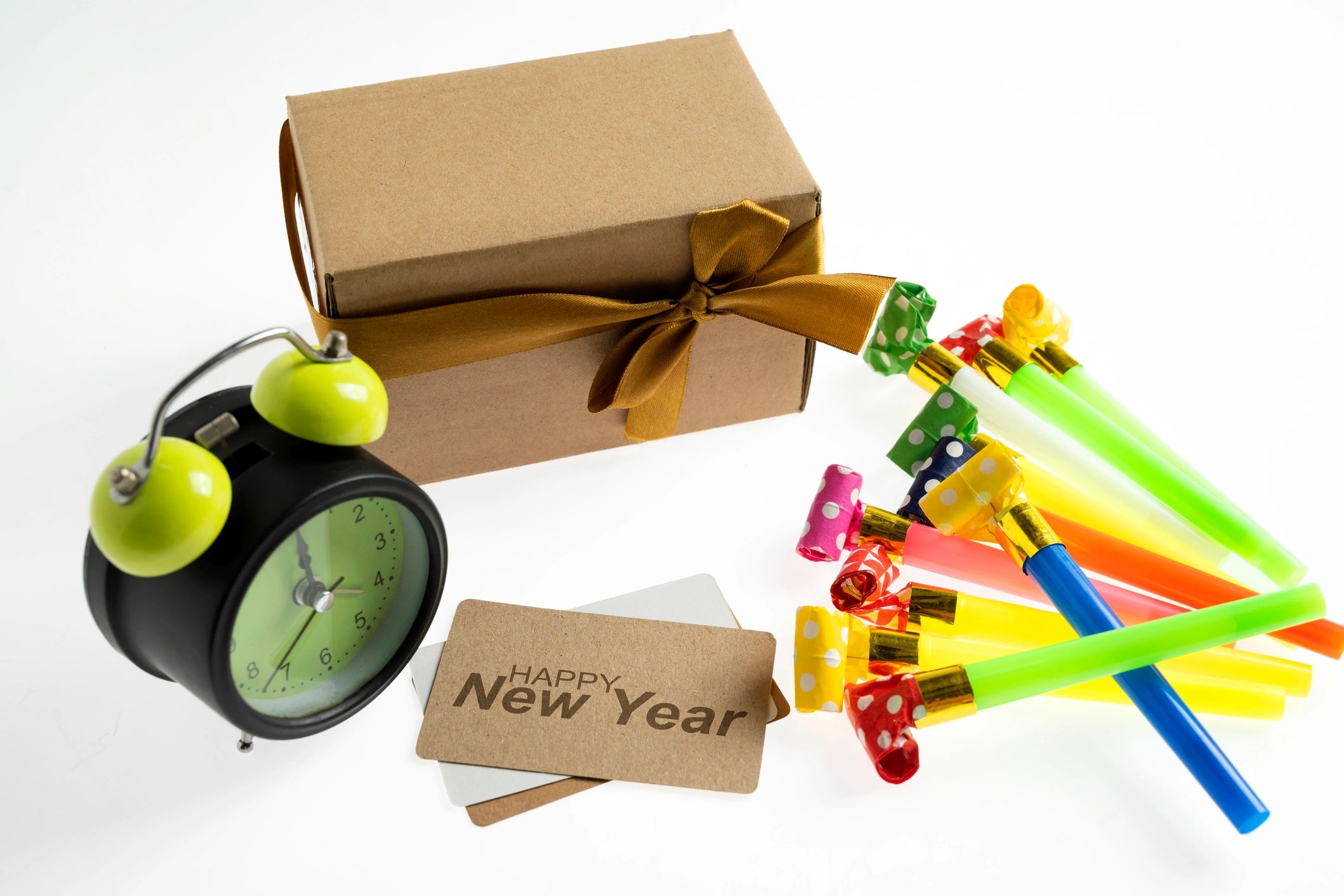 Caja de regalo y accesorios de celebración en composición decorativa